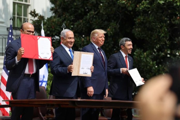 Nobel_mynd-1 Benjamin Netanyahu, forsætisráðherra Ísraels, Donald Trump, Bandaríkjaforseti og Abdullah bin Zayed, utanríkisráðherra Sameinuðu arabísku furstadæmanna,